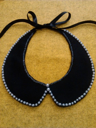 Cuello negro abalorios